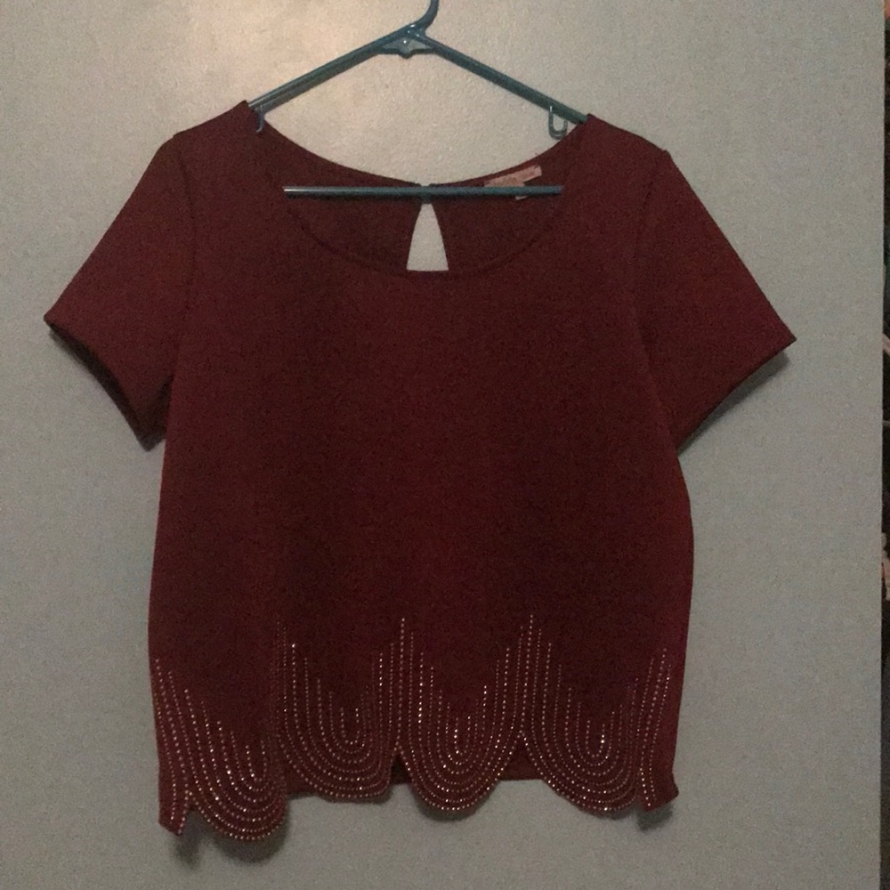 Party shirt with scalloped bottom / gold accents